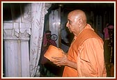  Swamishri doing darshan of Akshar Deri