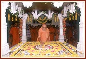  Swamishri reverentially offers flowers at the shrine of Yogiji Maharaj in the Yogi Smruti Mandir
