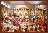  An annakut was arranged before Yogiji Maharaj. Swamishri performs arti