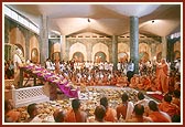  An annakut was arranged before Yogiji Maharaj. Swamishri performs arti