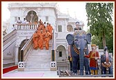  After darshan Swamishri descends the mandir steps