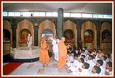  Swamishri blesses balaks who had participated in 'Home Contact Campaign', Yogi Smruti Mandir