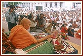  Swamishri performs the murti-pratishtha rituals of Shri Harikrishna Maharaj for the mandir in Auckland, New Zealand