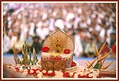  Shri Harikrishna Maharaj during Swamishri's morning puja