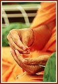  Swamishri performs pujan of janois for the parshad and sadhu diksha ceremony