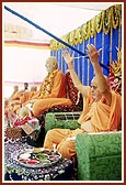  Swamishri performs the yagnopavit rituals during the diksha ceremony