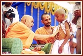  Swamishri gives the janoi to a balak