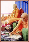  Swamishri performs pujan of janois for the parshad and sadhu diksha ceremony
