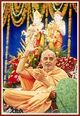  "Swamini sena ma avjo re ..." Swamishri happily claps to the tune of the bhajan 