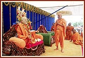  Swamishri respectfully bows before the murti of Brahmaswarup Yogiji Maharaj