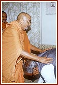  Vice President of India Shri Bhaironsinh Shekhawat arrives for Swamishri's darshan and receives his blessings