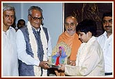 Swamishri introduces Shri Harikrishna Maharaj to Vice President of India Shri Shekhavat and his grandson