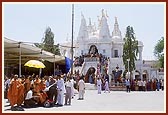 Swamishri discusses the mandir development plans on the mandir ground