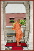 Swamishri engaged in darshan at the guru's shrine 