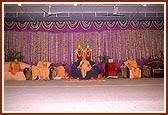 Swamishri blesses the satsang assembly