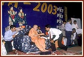 Swamishri presents certificates to the first batch of students on their graduation day at the Pramukh Swami Institute of Information Technology (PIIT)