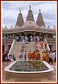 Swamishri arrives at the Shri Swaminarayan Mandir, Bharuch