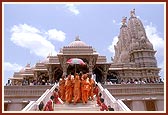 Swamishri descends the mandir steps