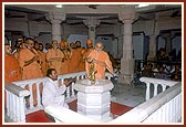 Swamishri performs abhishek on the murti of Shri Nilkanth Varni