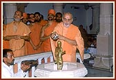 Swamishri performs abhishek on the murti of Shri Nilkanth Varni