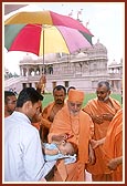 Swamishri blesses a little child 