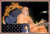 Swamishri blesses the assembly
