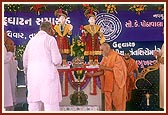 Swamishri lights the inaugural lamp