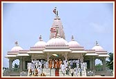 Swamishri departs from the Swaminarayan Mandir, Dummas