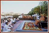 Swamishri addresses an assembly of industrialists at Adico Farmhouse