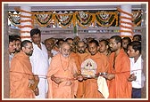Swamishri inaugurates the newly built Aksharpith Bookstall in the mandir precincts