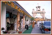 Swamishri inaugurates the newly built Aksharpith Bookstall in the mandir precincts