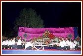 The students of BAPS Chhatralay offer a large garland to Swamishri