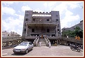 Swamishri on an observation tour of the under-construction 'Pramukh Swami Hospital' by the BAPS