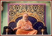 Swamishri writes letters during the assembly