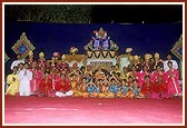 Swamishri with balaks and kishores of Surat