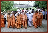 Swamishri discusses about the proposed new assembly hall