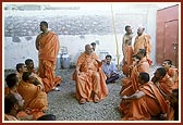 Swamishri discusses with sadhus about arrangements for the yagna, procession and murti-pratishtha rituals