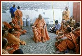 Swamishri discusses with sadhus about arrangements for the yagna, procession and murti-pratishtha rituals