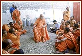 Swamishri discusses with sadhus about arrangements for the yagna, procession and murti-pratishtha rituals