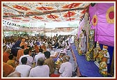 Swamishri performs arti of the murtis