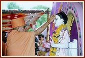 Performs pujan of Shri Ghanshyam Maharaj