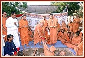 Swamishri performs the foundation-stone laying rituals for the new assembly hall
