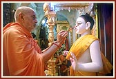 Swamishri performs the murti-pratishtha rituals of Shri Ghanshyam Maharaj