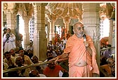 Swamishri explains the glory of Shri Ghanshyam Maharaj after the pratishtha rituals