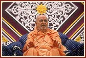 Swamishri blesses the assembly