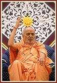 Swamishri blesses the assembly