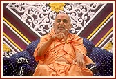 Swamishri blesses the assembly