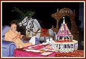 Swamishri engaged in puja of Thakorji