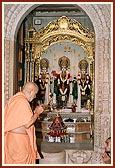 Swamishri performs arti of Thakorji