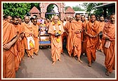 Swamishri controls the rath of Shri Harikrishna Maharaj with a remote control console